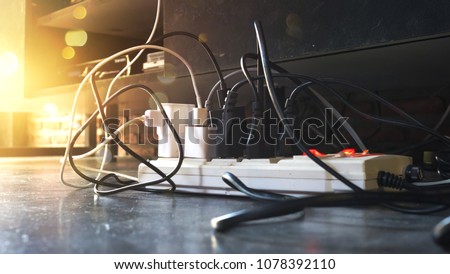 Plug the power plug, Multiple socket with connected plugs.