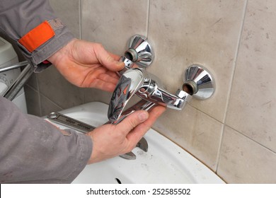 7,386 Plumber fixing tap Images, Stock Photos & Vectors | Shutterstock