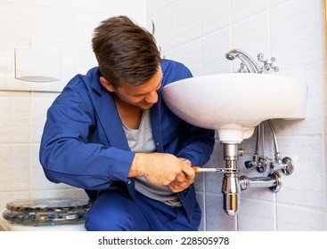 a plumber (insatallateur) at work