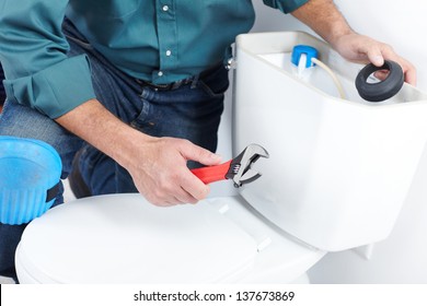 Klempner mit einem Toilettenkolben. Der Arbeitnehmer