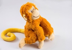 Plüsch Kinderspielzeug Affe Auf Einem Weißen Hintergrund.