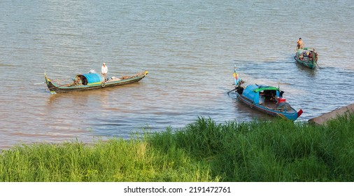 PNHOM PENH, CAMBODIA, APRIL 11, 2017; Cambodian Capital Phnom Penh. Traditional Houseboats On The Mekong River. People Who Live On The Riverboat. The Boats Are Being Used Both As Fishing And As A Home