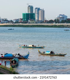 PNHOM PENH, CAMBODIA, APRIL 11, 2017; Cambodian Capital Phnom Penh. Traditional Houseboats On The Mekong River. People Who Live On The Riverboat. The Boats Are Being Used Both As Fishing And As A Home