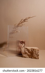 Podiumstand und strukturiertes Glas auf pastellfarbenem Hintergrund mit natürlicher Pflanze. Mock up für die Ausstellungen, Präsentation der Produkte, Entspannung und Gesundheit.