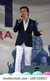 PODOLSK, RUSSIA - SEPTEMBER 9, 2018: Alexey Zardinov sing a song on Day of the Moscow city event. Event in Znamya Oktyabrya district on September 9, 2018