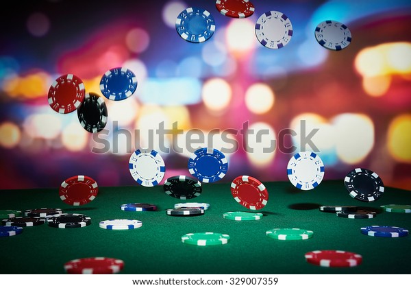 カジノのテーブルの上にチップをポーカーする の写真素材 今すぐ編集