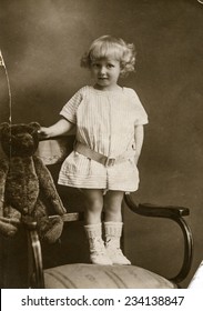 POLAND, CIRCA 1930s - Vintage Photo Of Little Girl