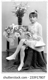 POLAND - CIRCA 1948 : Vintage Atelier Photo Of Girl Receiving Holy Communion