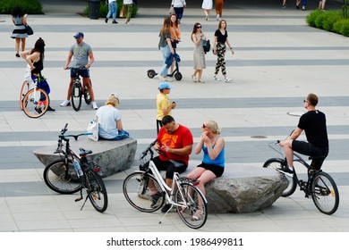 Poland, Warsaw, June 2021. Vistula Boulevards. Summer Weather Drew Poles To The Fresh Air, Many Of Them Chose Active Leisure By Bike. The Crowds Are Enjoying The Sun And The End Of Covid-19 Pandemic.