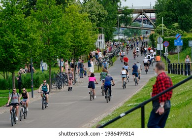 Poland, Warsaw, June 2021. Vistula Boulevards. Summer Weather Drew Poles To The Fresh Air, Many Of Them Chose Active Leisure By Bike. The Crowds Are Enjoying The Sun And The End Of Covid-19 Pandemic.