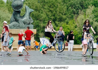 Poland, Warsaw, June 2021. Vistula Boulevards. Summer Weather Drew Poles To The Fresh Air, Many Of Them Chose Active Leisure By Bike. The Crowds Are Enjoying The Sun And The End Of Covid-19 Pandemic.