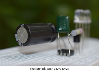 Polarized fixed electric capacitor on the test circuit , ceramic capasitors , condencers , condensers  polarized capasitors  capacitors - picofarad capasitors | pico farad (pF) condensers |PNP  NPN