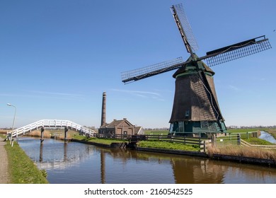 The polder mill of the Kaagmolen.
This old mill was built in 1654, the building next to it is a former auxiliary steam pumping station.