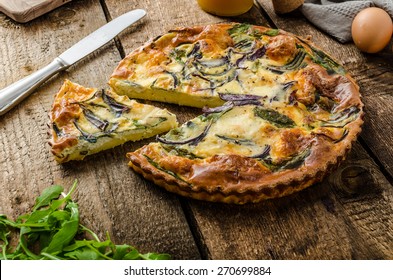 Polenta quiche with red onion, spinach, mozzarella and arugula