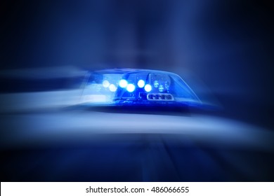 Polizeiwagen mit blauem Licht eingeschaltet