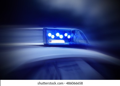 Polizeiwagen mit blauem Licht eingeschaltet
