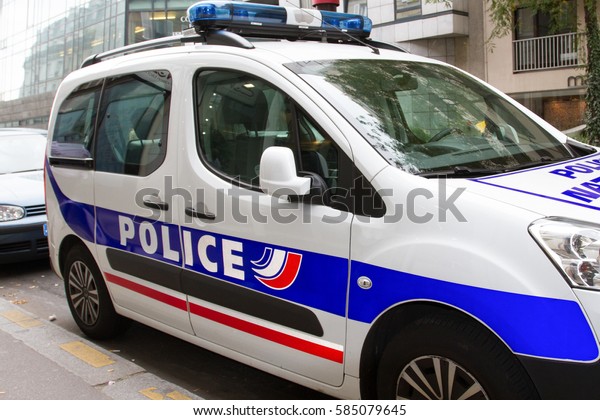 police car in France to\
park on the road