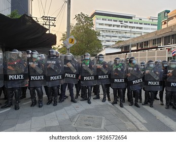 10,709 Police Controlling Crowd Images, Stock Photos & Vectors ...