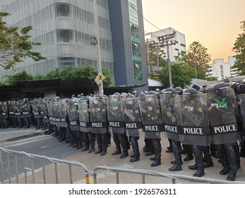 10,709 Police Controlling Crowd Images, Stock Photos & Vectors ...