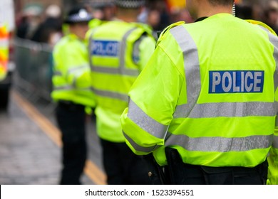 Полиция в куртках повышенной видимости контролирует борьбу с толпой на мероприятии в Великобритании