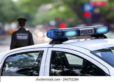 Полицейский аварийной службы автомобиль вождения улицы с сиреной свет мигает