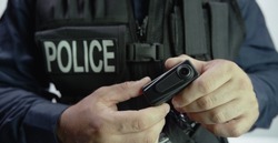 Politieagent Houdt Wetshandhavingslichaam Camera Videorecorder