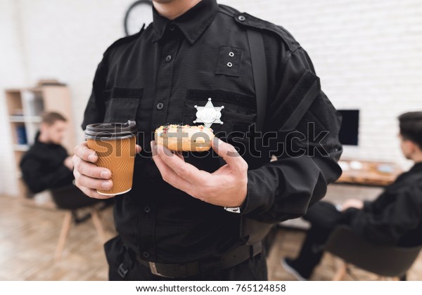 警察官は警察署でドーナツを食べ コーヒーを飲む 彼らは仕事の休みに休む 彼らは機嫌が良く 笑顔です の写真素材 今すぐ編集