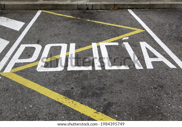 Police\
parking sign in urban street, traffic\
symbol