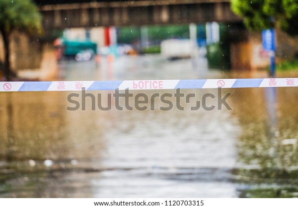 The police\
pulled up a warning line on the flooded road to prevent pedestrians\
from passing through\
safety.