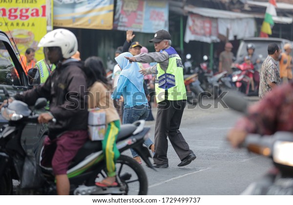 The police regulate the traffic going home ( mudik )\
ahead of Eid Al-Fitr in Sokaraja, Purwokerto, Central Java,\
Indonesia. June 4, 2019