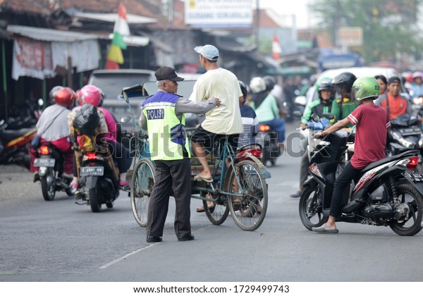 The police regulate the traffic going home ( mudik )\
ahead of Eid Al-Fitr in Sokaraja, Purwokerto, Central Java,\
Indonesia. June 4, 2019