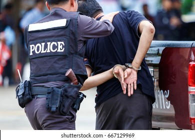Police steel handcuffs,Police arrested,Professional police officer has to be very strong,Officer Arresting.