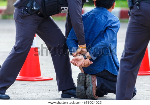 警察の鉄の手錠 警察の逮捕 警察官の強さ 逮捕 の写真素材 今すぐ編集
