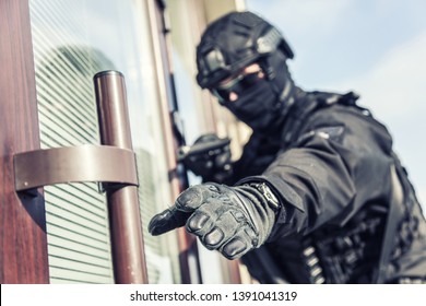 Police SWAT Armed Fighter Ready To Break In Room