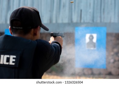 Police Trained To Shoot Short Pistol Weapons In The Shooting Field.