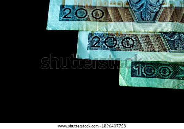 Polish\
banknotes fanned out on a black\
background