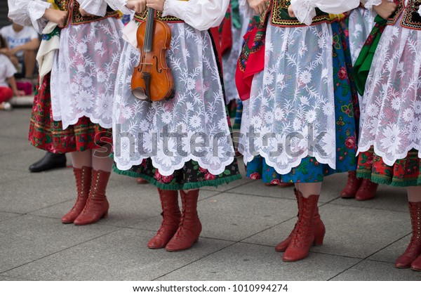 Polish Folk Dance Group Traditional Costume Stock Photo 1010994274 ...