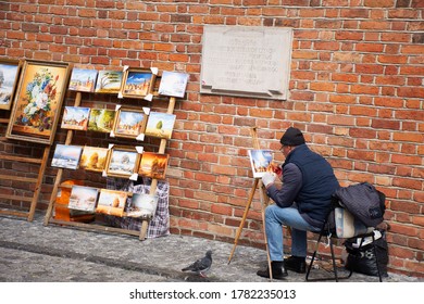 Polish man drawing painting watercolor image picture for show and sale pole people and foreign travelers at Warsaw Barbican or Barbakan Warszawski at Warszawa on September 21, 2019 in Warsaw, Poland