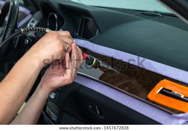 The polisher polishes the interior wood trim of\
the vehicle with special wax to protect the car from minor\
scratches and damage, using a polishing machine to cover after\
washing. Auto service\
industry