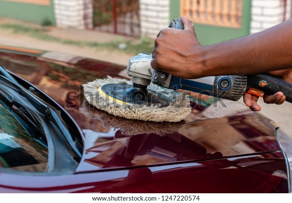 Polishing car with cleaning\
Tools.