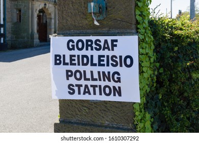 Polling Station Sign In Welsh And English Language Showing Where People Can Go To Cast Their Vote In An Election In Wales UK