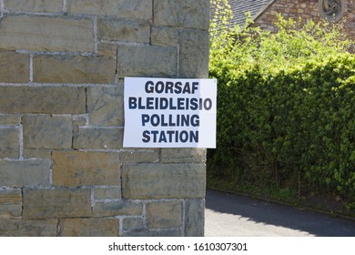 Polling Station Sign In Welsh And English Language Showing Where People Can Go To Cast Their Vote In An Election In Wales UK