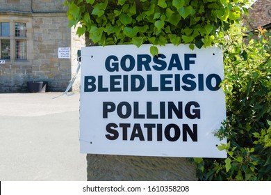 Polling Station Sign In Welsh And English Language Showing Where People Can Go To Cast Their Vote In An Election In Wales UK