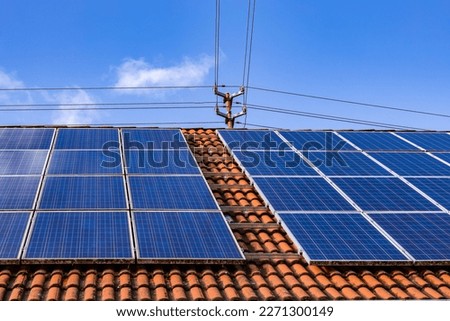 Polykristalline Solar Panels einer privaten Photovoltaikanlage mit Stromkabeln