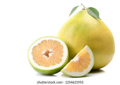 Pomelo-Früchte auf weißem Hintergrund