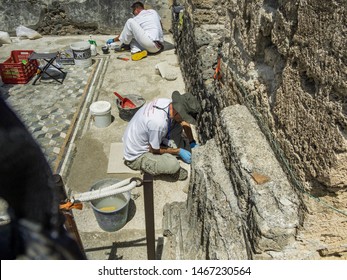 Pompeii, Naples-Mai 26,2016: Archaeologist Working In Pompeii