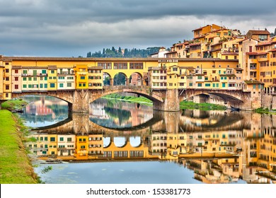 Pone Vecchio over Arno river in Florence, Italy
