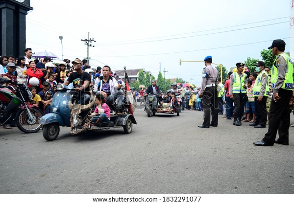 Ponorogo, Indonesia -\
October 13, 2020: the police officer is managing traffic on busy\
urban roads in Ponorogo, East Java Province, Indonesia on October\
13, 2020