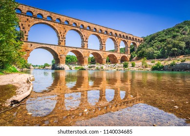 Pont du Gard wurde in römischer Zeit am Gardon erbaut. Provence Sommertag.