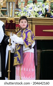 Pontevedra, SPAIN - APRIL 17, 2014: A Boy Dressed Acolyte Wait  To March In The Procession Of Holy Week.